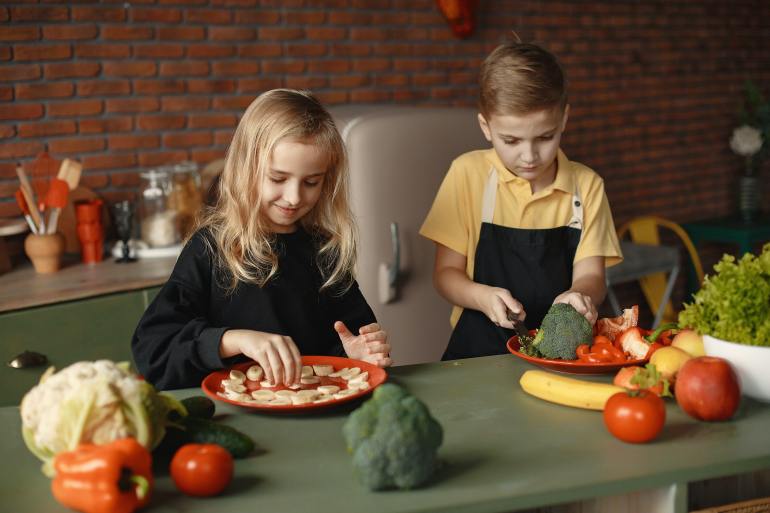 children-slicing-vegetables-3984714